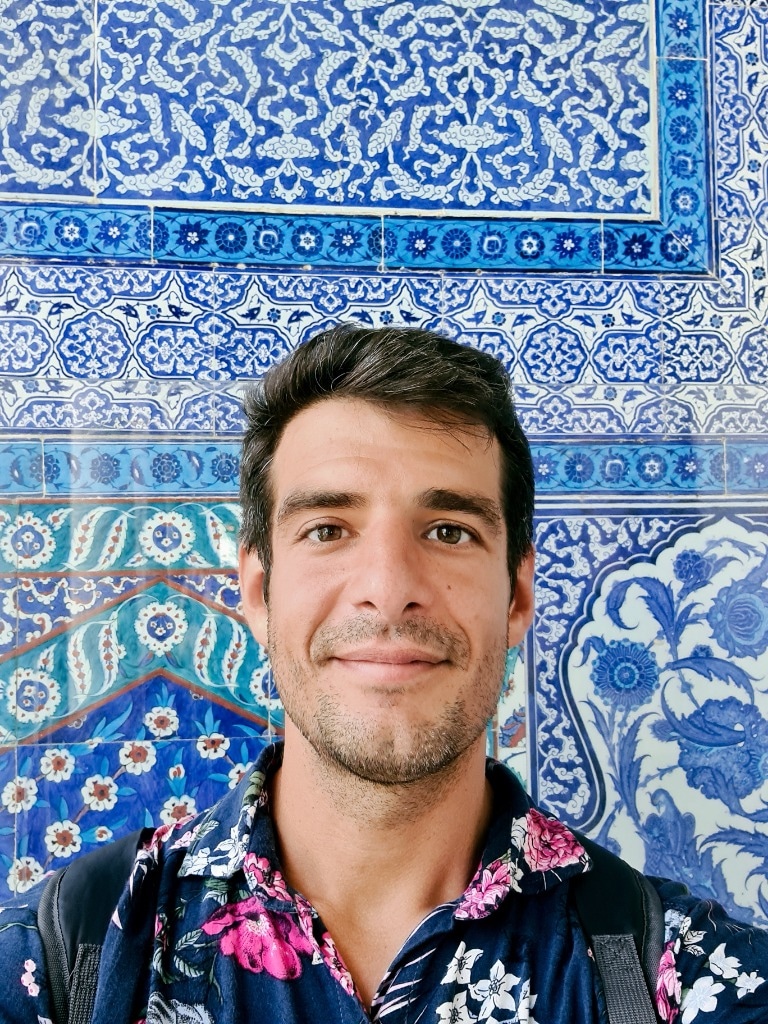 Retrato fotográfico de Agustín Mironescu, CEO y Director Creativo Estratégico de la agencia MONO